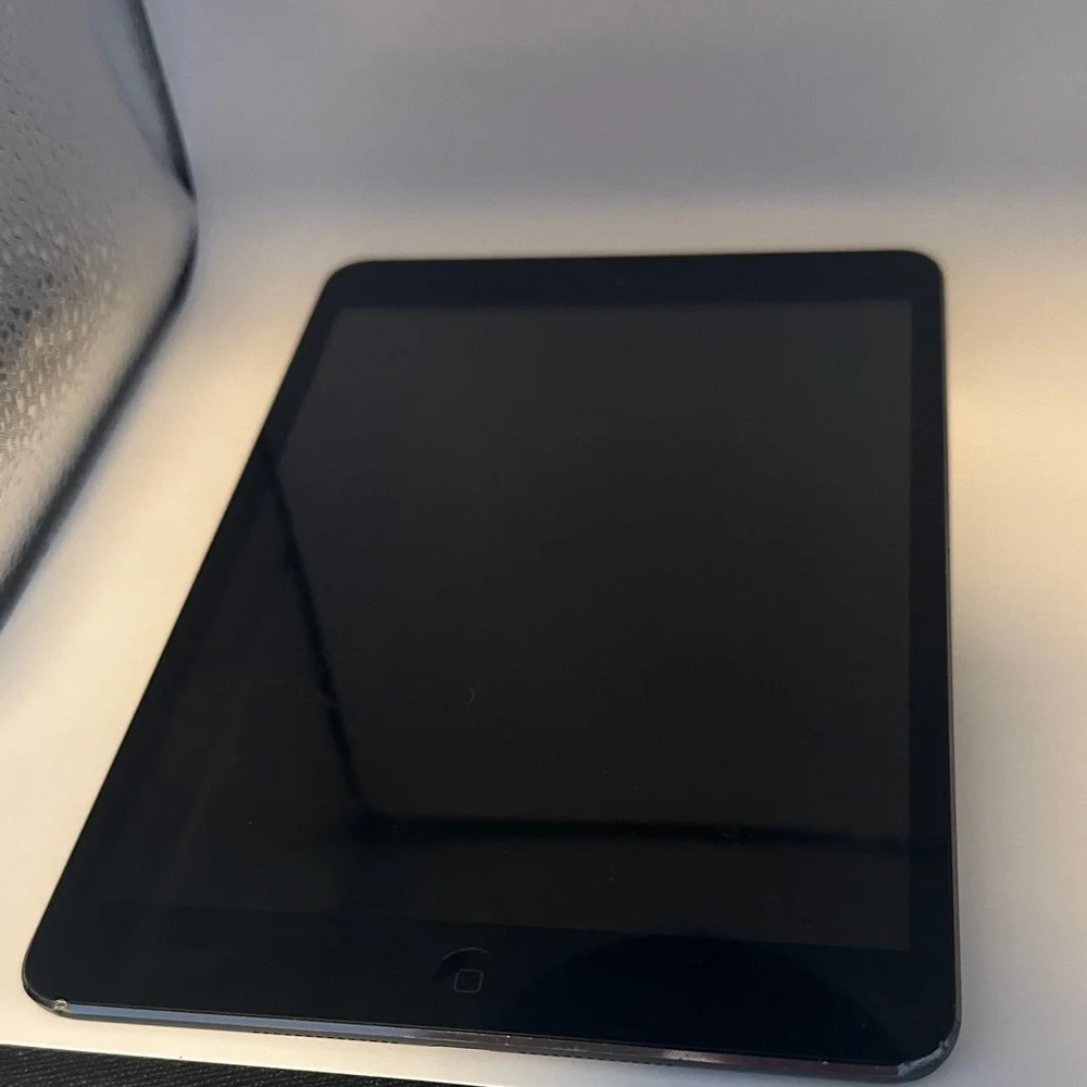 Apple mini 3 Black Tablet